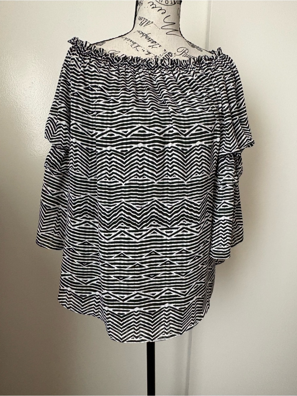 White House Black Market Black & White Geometric Off-Shoulder Tunic